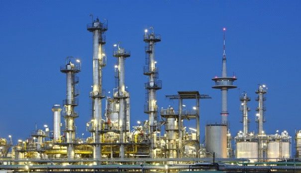 Natural gas plant with distillation columns